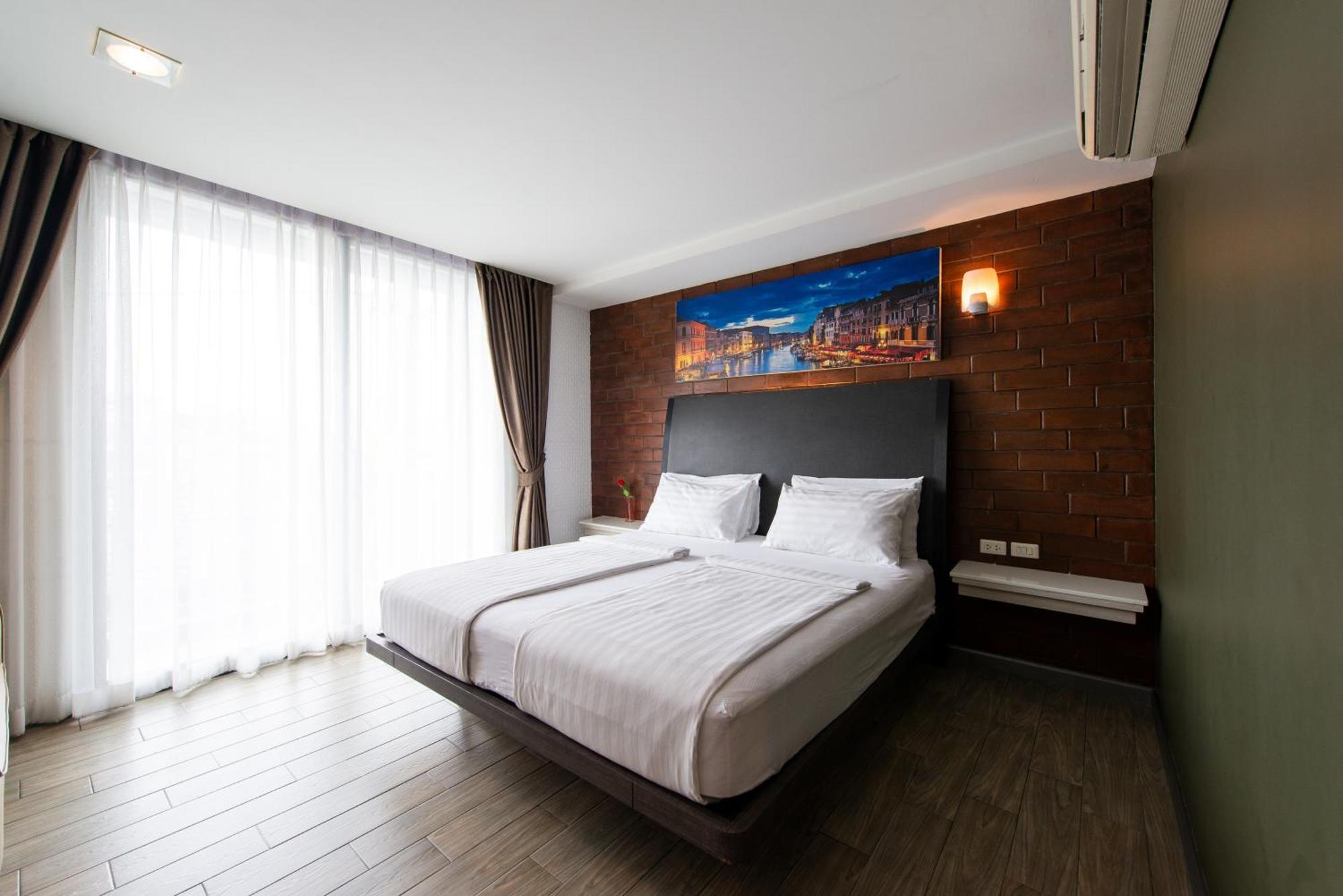 Double Room,1743047743:JPEG